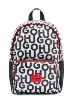 Mochila para niños con detalle de la marca estampado y etiqueta con logo roja