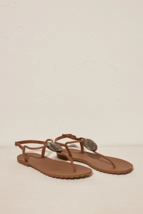 Sandalias planas marrones